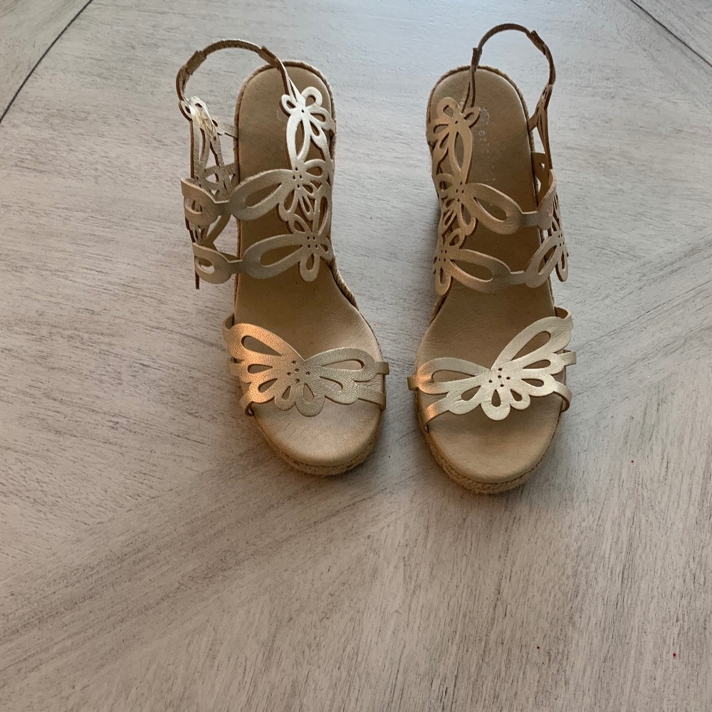 Eric Michael Gold Leather Wedge Sandals sz 39